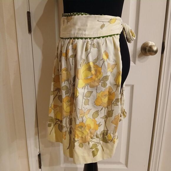 Retro 1970s Yellow and Green Floral Apron with Butterflies and One Pocket Stains - Picture 4 of 5